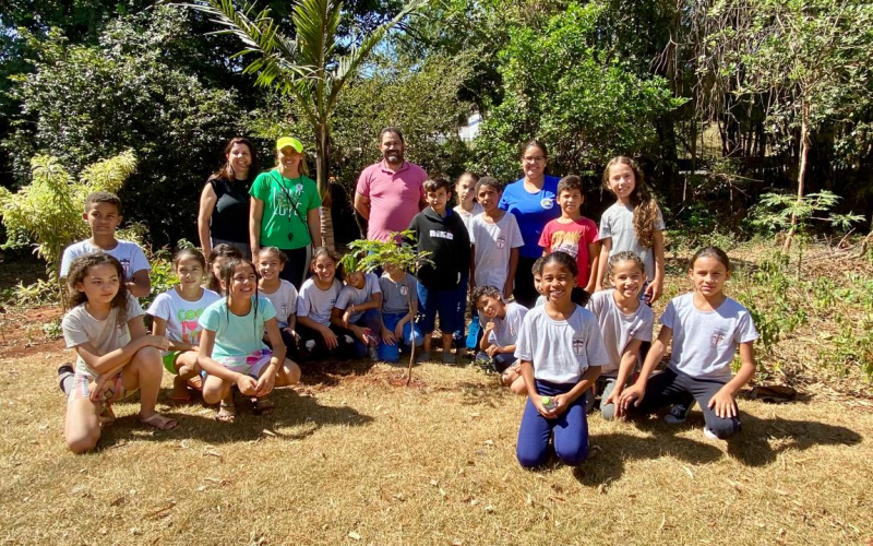 Alunos da Escola Municipal Afonso Pena Jr. plantam muda de Pau-Brasil
