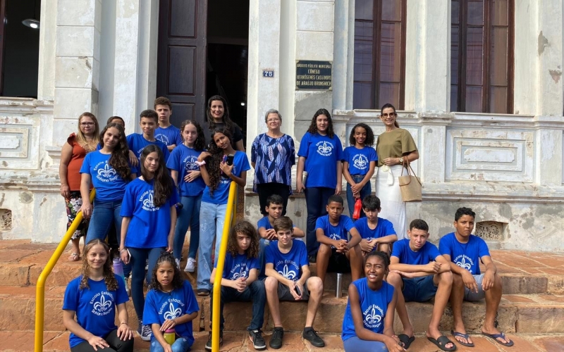 Prefeitura recepciona alunos da E. E. Sinhana Borges em visita cultural guiada